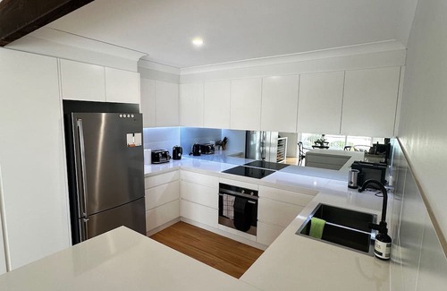 Wamberal Apartment | 100m from Beach: The Wambi Getaway, Pet Friendly, 2BR, Entire Apartment and Yard