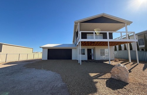 Para Wurlie House | Bayview Escape - Sea views from balcony! Off Peak Special!