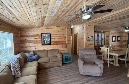 Elgin House | Spacious 5-bedroom house Short Distance from Brushy MTN & Windrock Trails