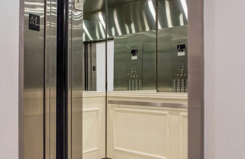 Garment District House | Starlet Queen at Staypineapple, An Artful Hotel, Midtown! Near TImes Square
