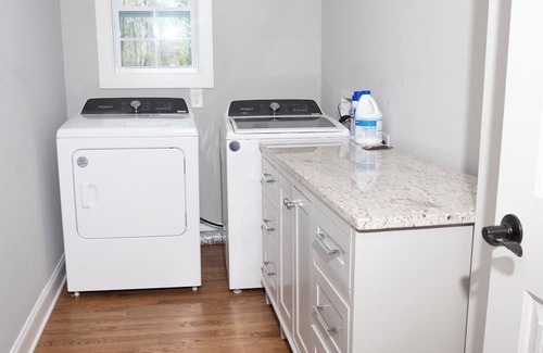 Southwestern House | 3-bedroom house in lovely Atlanta minutes from the Airport!