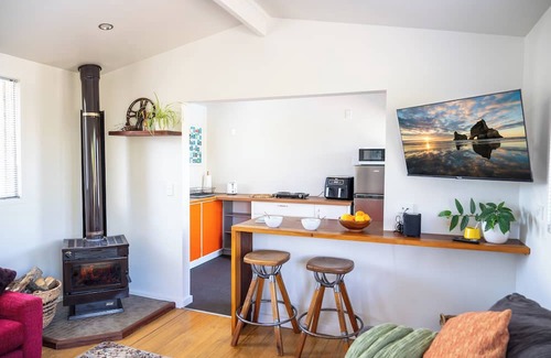 Richmond Apartment | Cosy Studio with Pool, Fire & Quirky Past – Your base to explore Tasman & Nelson