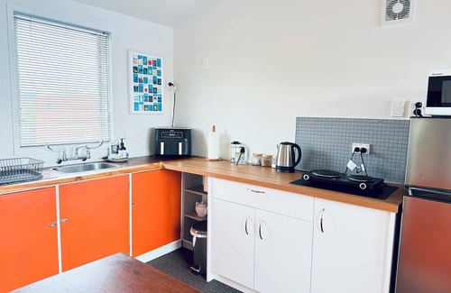 Richmond Apartment | Cosy Studio with Pool, Fire & Quirky Past – Your base to explore Tasman & Nelson