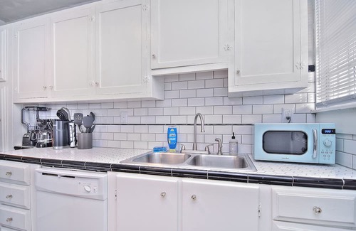 Shelby Apartment | McSwain House #2- Historic, walk uptown, parking!