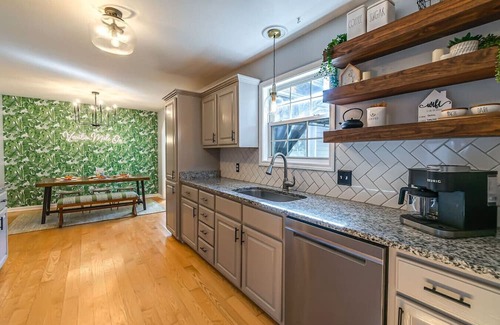 Kedron House | Updated Home Near Wedding Venues - Shopping - Food