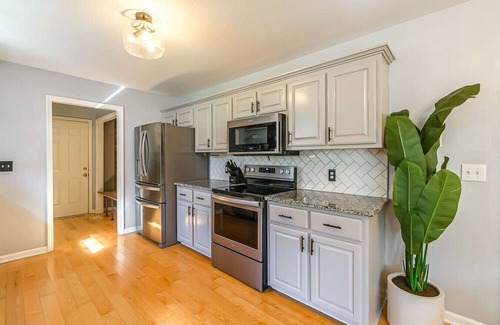 Kedron House | Updated Home Near Wedding Venues - Shopping - Food