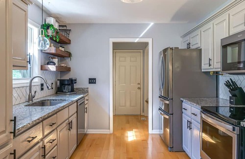 Kedron House | Updated Home Near Wedding Venues - Shopping - Food