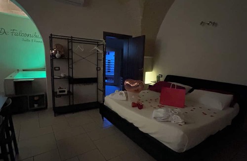 Pulsano Bed & Breakfast | Suite Il Vico – Charming Spa Suite with Jacuzzi, Sauna and Quadruple Room