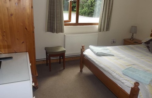Offenham Cabin | Spacious 3 bedroom lodge at Avonvale Holiday Lodge