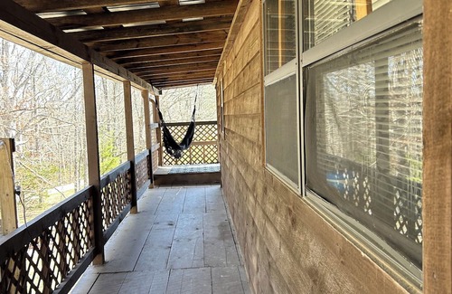 Wellington Cabin | Charming 2-bedroom cabin with WiFi, AC, hottub and sauna!