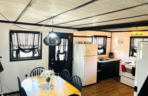 Wellington Cabin | Charming 2-bedroom cabin with WiFi, AC, hottub and sauna!