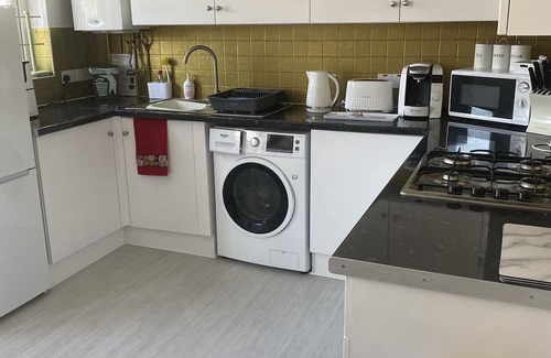 Port Talbot House | Step Free Bungalow By The Beach/Extra Wide Doorwayn2 minutes from the beach