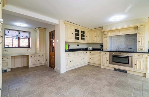 Bunny House | Hillside Farm, King Beds, Hot Tub, Games Room, BBQ
