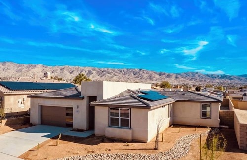 Desert Hot Springs House | Traveling RN/Professionals - Private Bed and Shared Bathroom