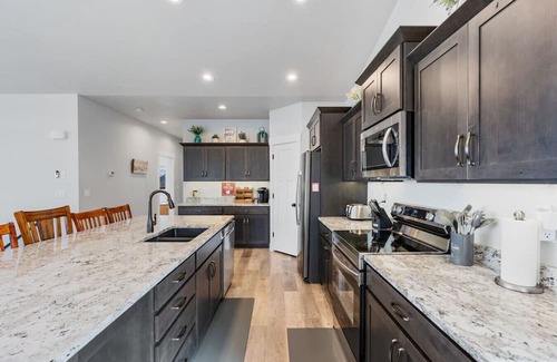 Sweetwater Cabin | Views+IdealBeachResort+PingPong+Sleeps21!