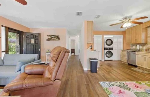 Weeki Wachee Gardens House | Charming 2-bedroom house in superb weeki wachee with WiFi, AC