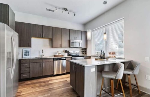 Uptown Condo | Modern 1BR Condo at Miro – Rooftop Pool & Fire Pit!