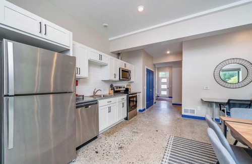 South Haven Apartment | Charming, Peaceful 2-bedroom apartment in nice South Haven