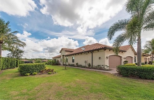 Bonita Springs Villa | Charming 2-BR plus villa with WiFi, fitness, pool & pickleball in Bonita Springs