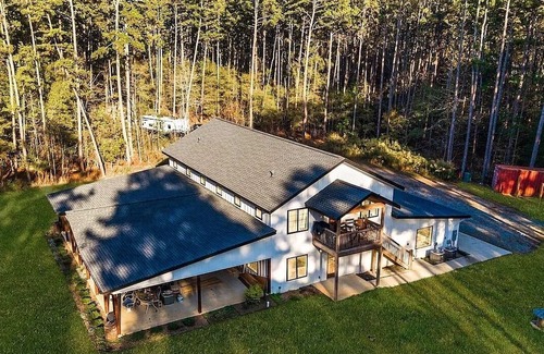 Cabarrus County House | Charming 2-bedroom barn with WiFi, AC in awesome Midland