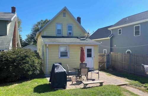 Momauguin Cottage | Cheerful 3BR Cottage, 5 min walk to Beach!