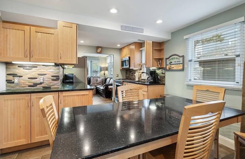 North Beach Haven House | Spacious 7-bedroom house in charming Spray Beach with WiFi, AC. Oceanside