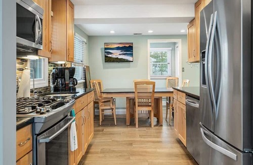 North Beach Haven House | Spacious 7-bedroom house in charming Spray Beach with WiFi, AC. Oceanside