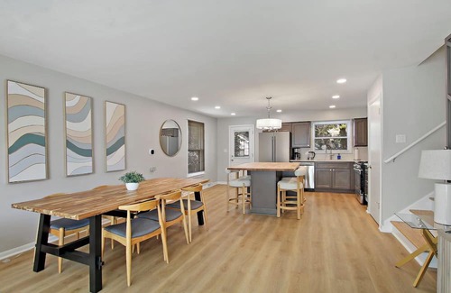 Arlington Heights House | The Arlington Heights Breakaway - 6 Luxury Bed House NEW