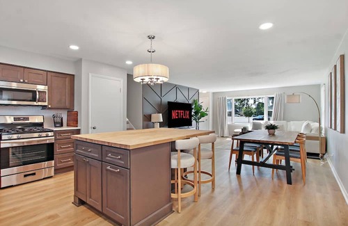 Arlington Heights House | The Arlington Heights Breakaway - 6 Luxury Bed House NEW
