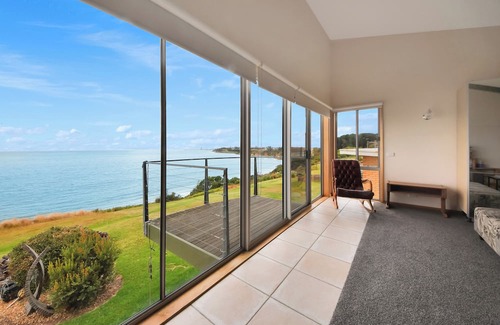 Portland Apartment | Soak up the seaside breeze and enjoy uninterrupted sea views!
