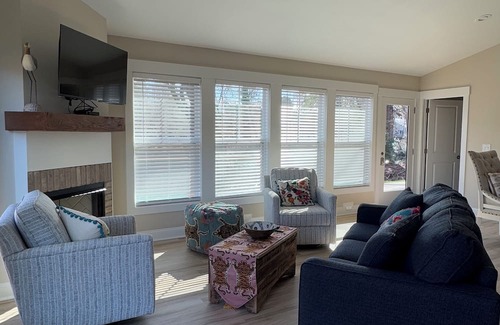 Elizabethtown Resort | Luxury Lodging, Lakefront View, 3-bedroom, 3.5 bath, sleeps 10, wrap-around patio.