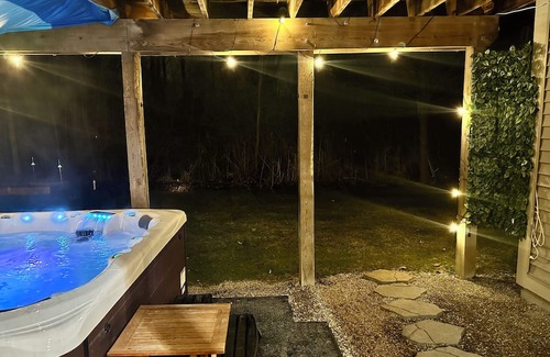 Haisley House | West Arbor Retreat 5 mi to Stadium 8 ppl Hot Tub