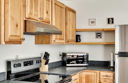 Granville House | Modern 3-bedroom farmhouse with WiFi and spectacular views in charming Granville