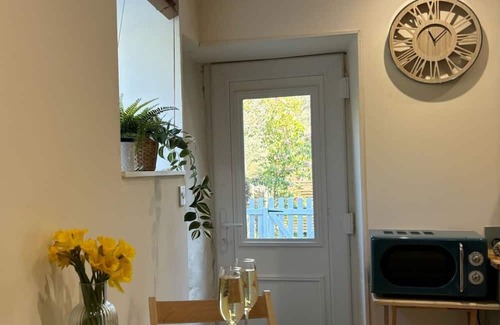 Saltash Cottage | Cute Cornish Cottage in stunning countryside close to gorgeous beaches.