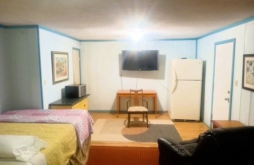 Searchlight Apartment | Charming 2-bedroom hotel suite with AC, WiFi in enchanting Searchlight