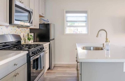 Cal Heights House | Light & Bright, Centrally Located Casita/Apartment