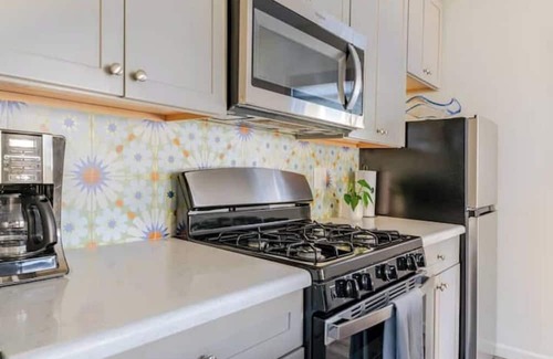 Cal Heights House | Light & Bright, Centrally Located Casita/Apartment