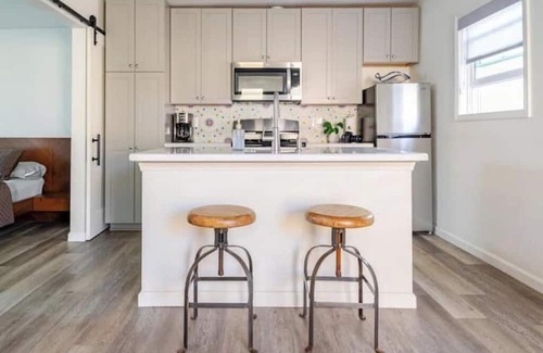 Cal Heights House | Light & Bright, Centrally Located Casita/Apartment