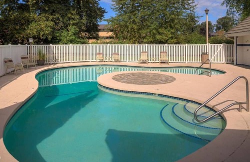 Renton House | Renown South Seattle WA Hotel with Large Suites & Kitchens