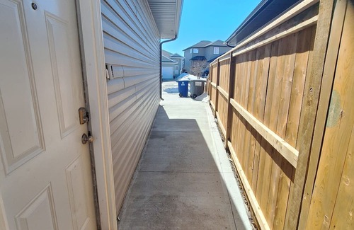 Saskatoon House | The Hampton Suite (near Airport & Downtown)