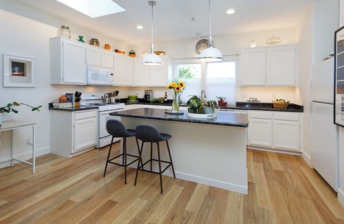 Sonoma House | Charming Garden 2bdrm 2ba on Quiet Cul-de-Sac Walkable to Shopping & Plaza