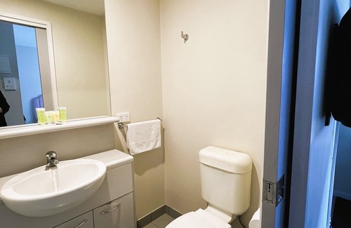 Carlton South Apartment | Central Melbourne Studio for 2 | Walk to Markets & Cafes