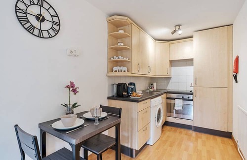 Weybridge Apartment | Cosy 1Bed Weybridge Ideal for 2! | Pass the Keys