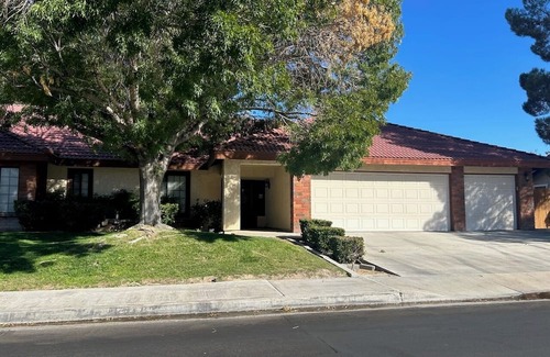 Ridgecrest House | Charming Large 3+ Bedroom 2.5 Bath Single Story House in Heritage Village.