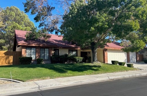 Ridgecrest House | Charming Large 3+ Bedroom 2.5 Bath Single Story House in Heritage Village.