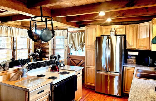 Maryville Cabin | Cozy 1-bedroom cabin with AC, WiFi in charming Maryville