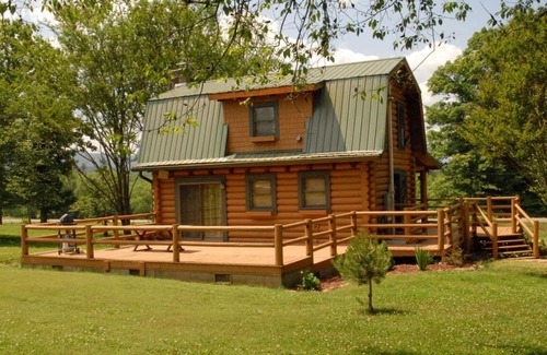 Maryville Cabin | Cozy 1-bedroom cabin with AC, WiFi in charming Maryville