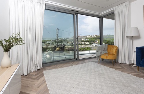 Newquay Apartment | Apartment 4, Oasis Sands - an apartment that sleeps 6 guests in 3 bedrooms