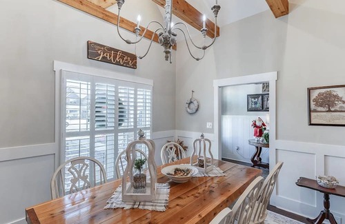 Athens House | Well-Appointed 4 Bedroom Home Near Charming Athen’s Square
