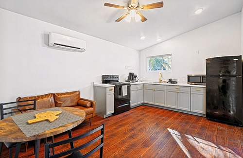 South Manchaca House | Cozy Tiny Home | Fire Pit | Game Room | Pet OK